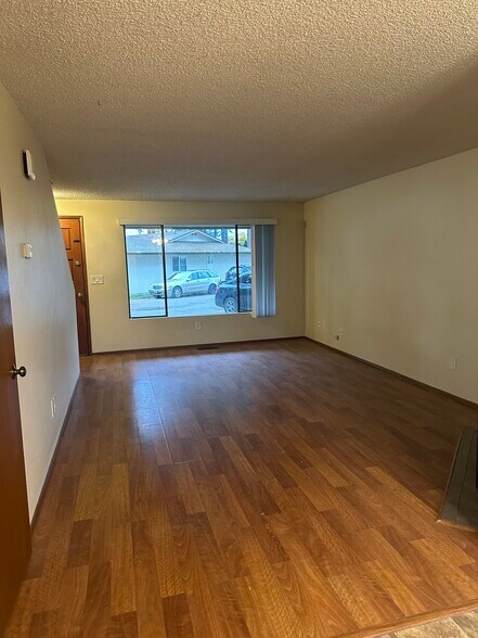 Spacious and bright Living room with modern flooring - 6439 Armar Rd