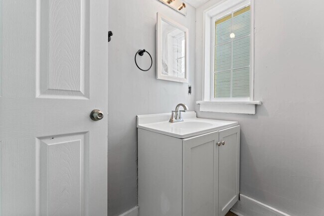 Building Photo - 621 E Main St