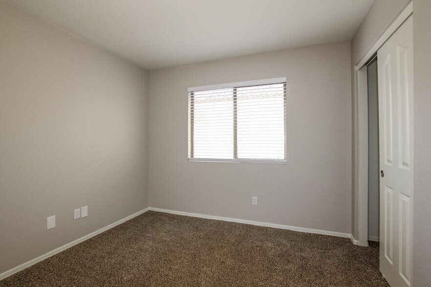 Building Photo - 10810 W Alvarado Rd