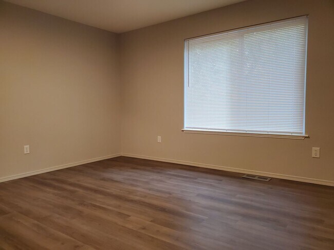 Building Photo - Updated 3 Bedroom 2 Bath Duplex In East Port Orchard