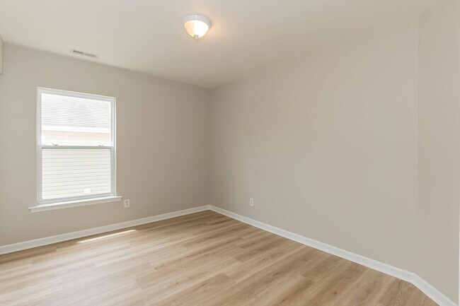 Building Photo - Four Bedroom Home in Sought After Neighborhood!