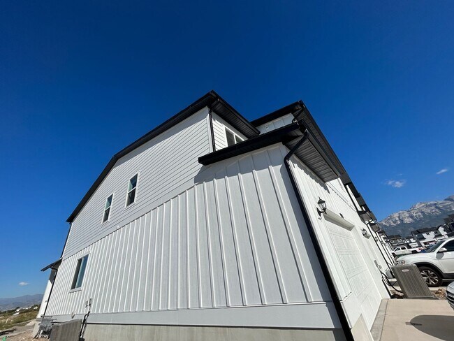 Building Photo - 4 Bedroom 2.5 Bathroom Townhome in Lehi!