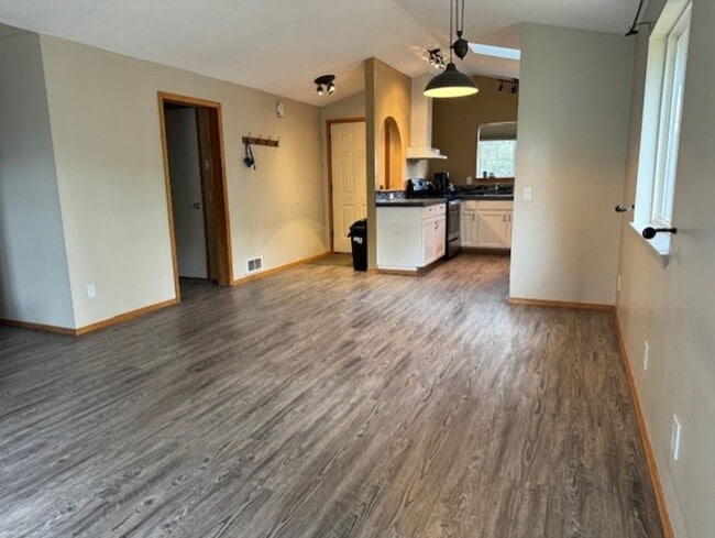 Building Photo - Single level home close to the hospital