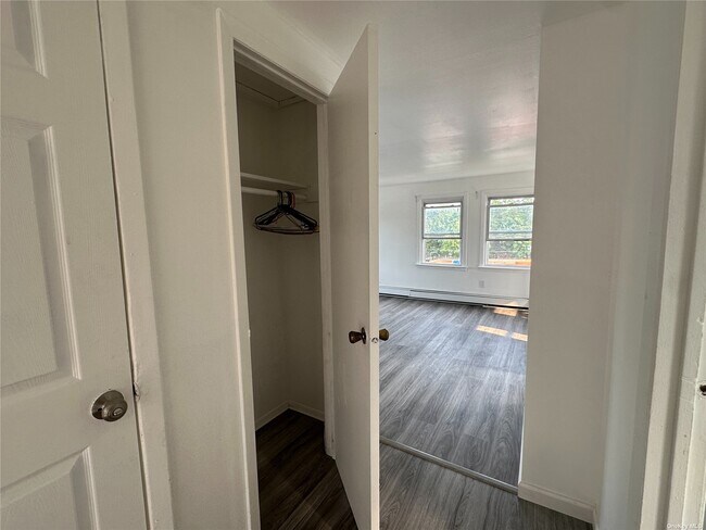 Building Photo - 1322 Commodore Rd