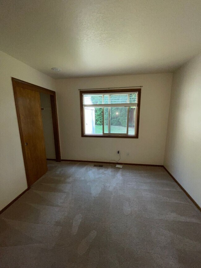 Building Photo - Cute Home with large yard in Hillsboro