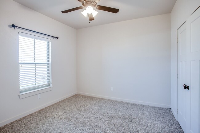 Building Photo - Beautiful Townhome in Viridian!