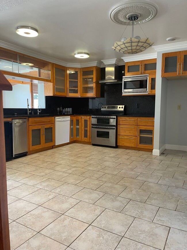 Building Photo - KEMPSVILLE LAKEFRONT TOWNHOUSE FOR RENT!