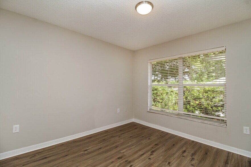 Building Photo - 611 Chautauqua Dr