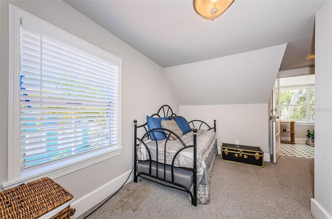 Building Photo - 833 1st St NE