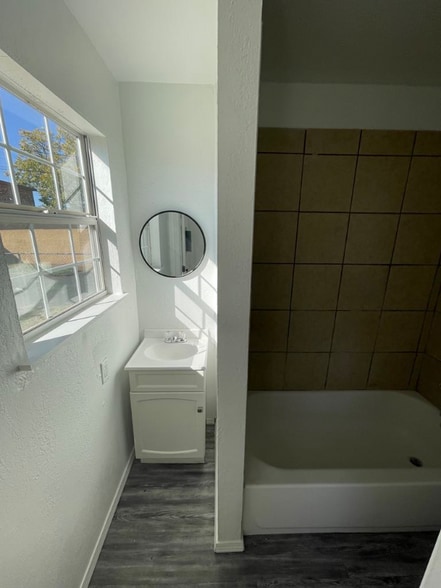 Building Photo - 406 S Abilene Ave