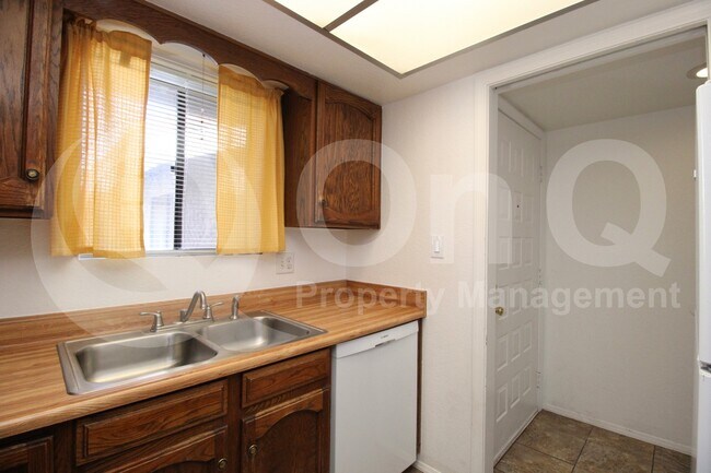 Building Photo - 406 E Linda Ln