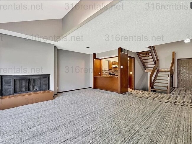Building Photo - $1545 - 2 bed 2 bath - Duplex located in R...