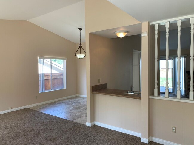 Building Photo - 3 Bedroom 2 Bath Cowles Mountain Home For Rent