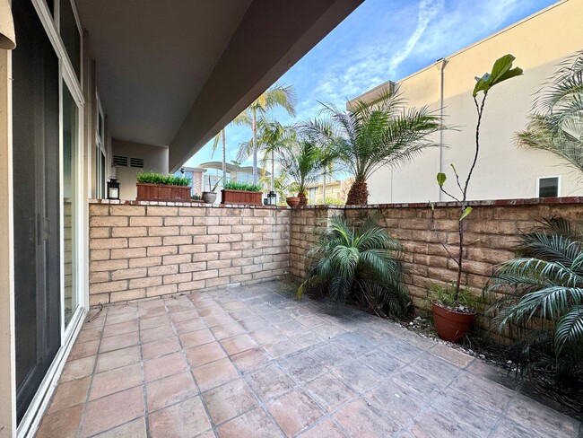 Building Photo - Spacious Multi-Level Townhouse w/hwd flrs,...