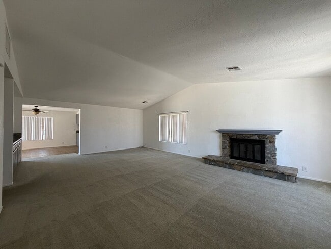Building Photo - Beautiful 3 Bedroom House Located on Calico Lake