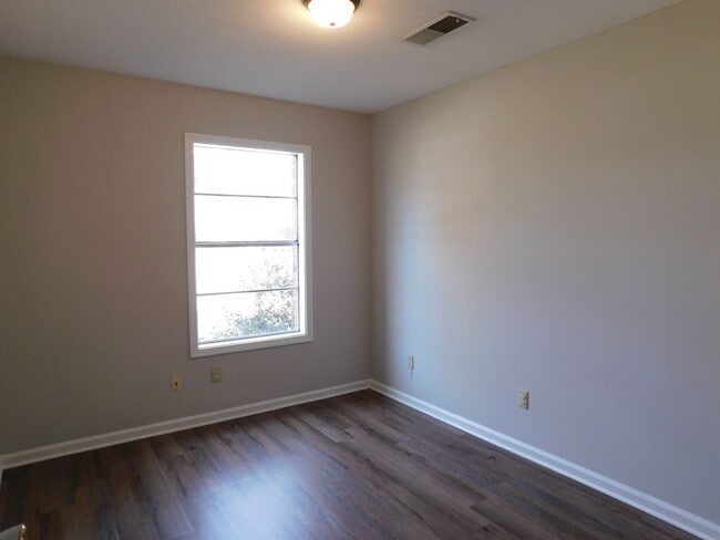 Building Photo - 1827 Custer Dr