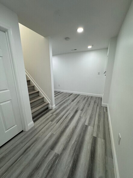 Building Photo - 8611 Lonicera Ct