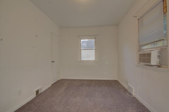 Building Photo - 2 Bed Bettendorf Home