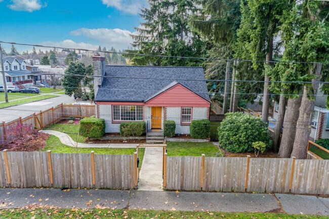 Building Photo - 3701 SW Henderson St