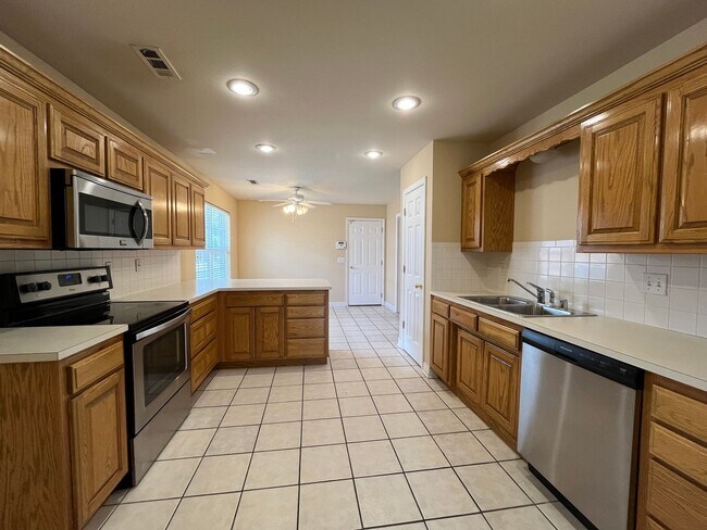 Building Photo - Great location!  4 Bedroom 2 bath