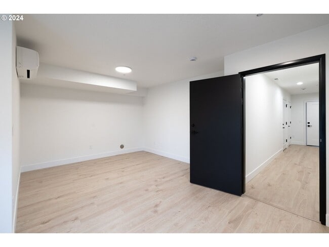 Building Photo - 617 SW Lobelia St