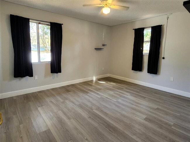 Building Photo - 2617 Pine Tree Dr