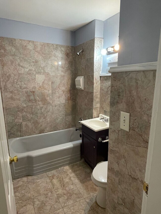 Building Photo - 587 Colonial Cir SE