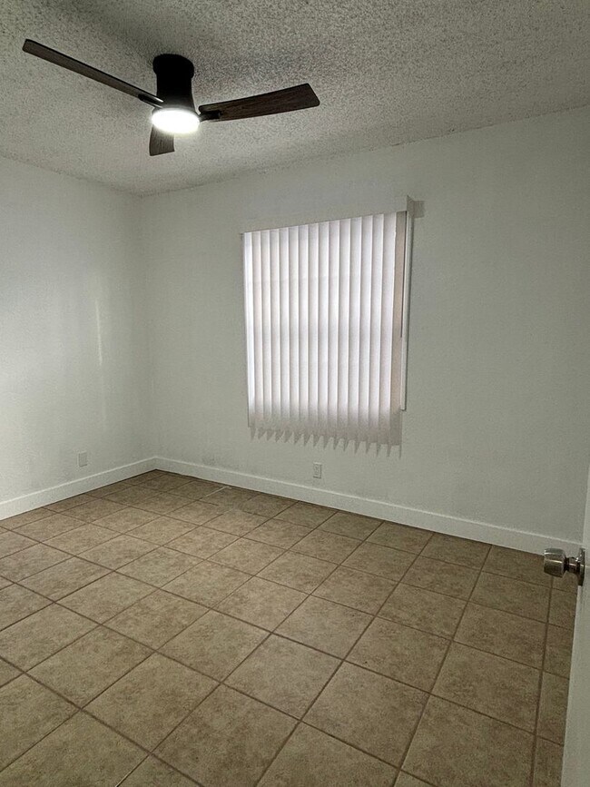 Building Photo - Charming 2 Bedroom Long Beach Apartment - Close to PCH!