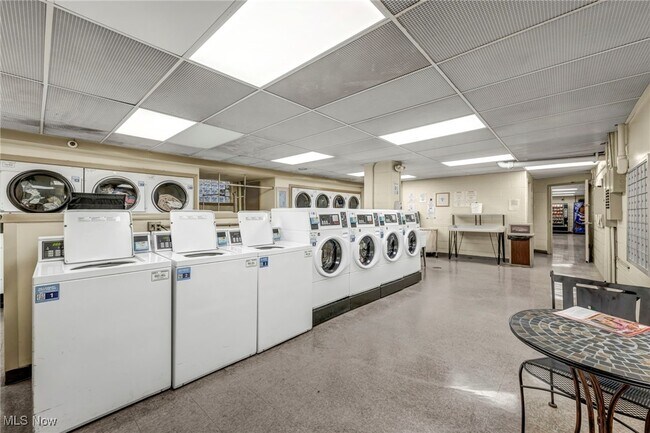 Building Photo - 11850 Edgewater Dr