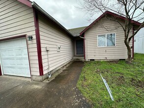 Building Photo - Single Level 3 Bedroom 2 Bath - 1 Car Garage - Lebanon