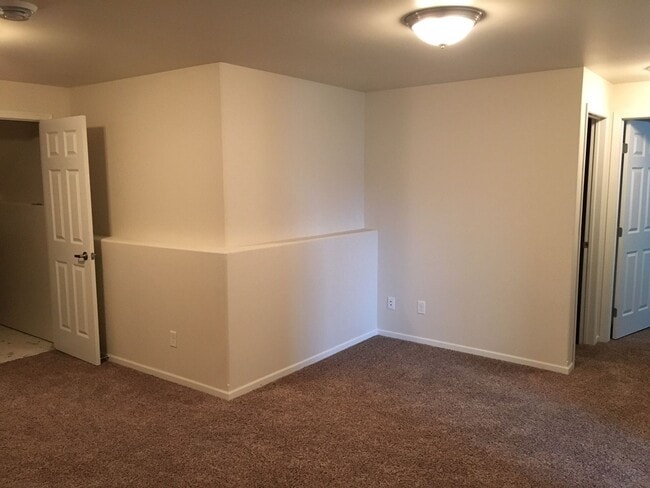 Building Photo - 3 Bed 3 Bath Twin Home