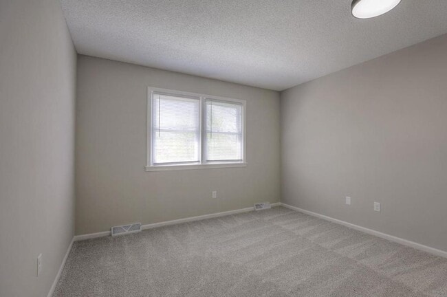 Building Photo - 1008 NW Roanoke Dr