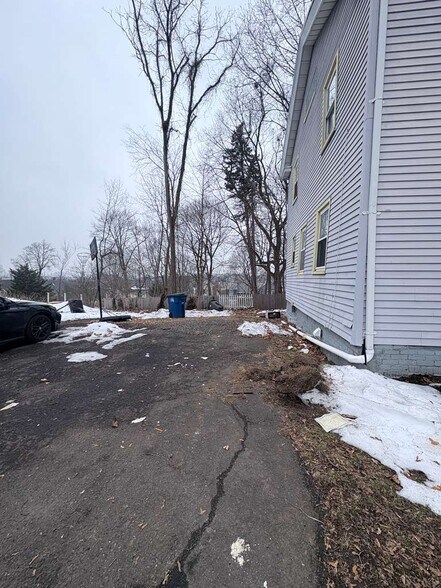 Building Photo - 320 Lenox St