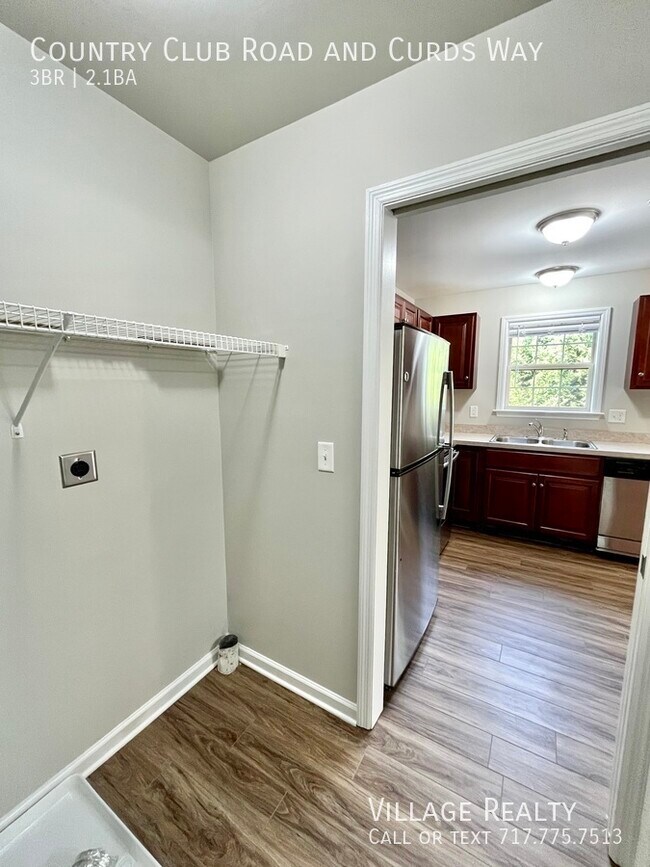 Building Photo - 705 Country Club Rd