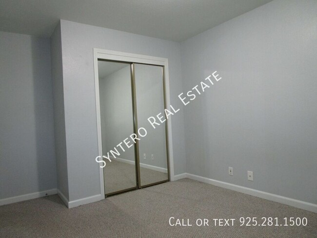 Building Photo - Upstairs 2 Bedroom/1 Bath Apartment with G...