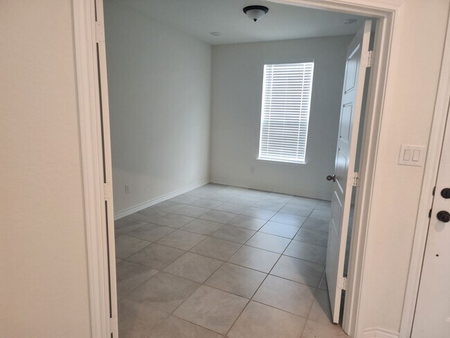 Building Photo - Spacious 4BR House in Converse