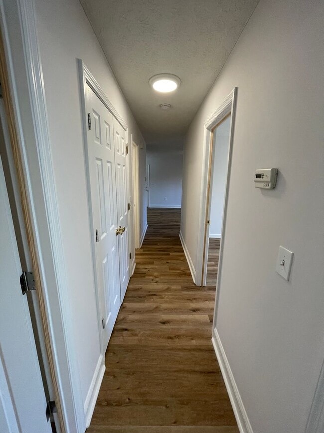 Building Photo - Updated 3/2 House in Silver Creek- $1,495