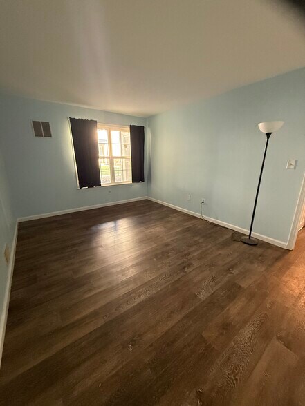 Building Photo - 713 Pinehurst Ct