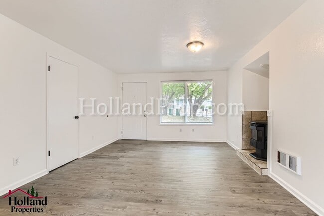 Building Photo - Charming Unit 2 Beds 1 Bath waiting for you!!! NEW PRICE $1,595 and REDUCED SECURITY DEPOSIT!!