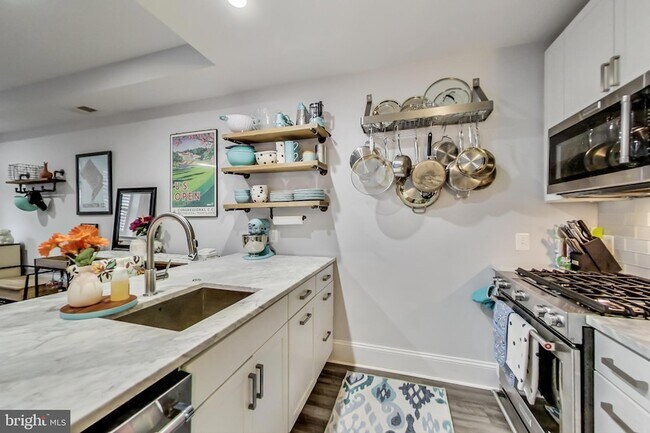 Building Photo - 819 D St NE