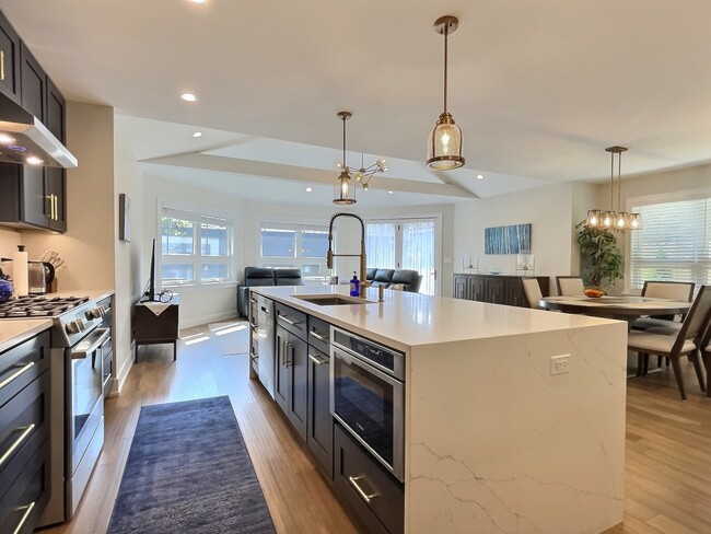 Building Photo - 5245 W Ardmore Ave