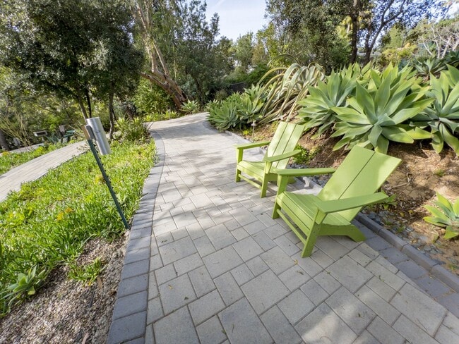 Building Photo - Large 2bed/ 2 bath corner unit in the heart of Silverlake with Hot Tub, Pool, Gated Parking and P...