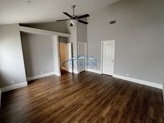 Building Photo - 2405 Vanderbilt Ln