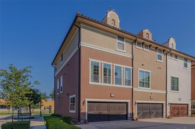 Building Photo - 602 Arbol