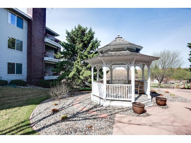 Building Photo - Edina Condo, Vaulted Ceilings, All New Car...