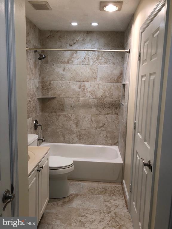 Building Photo - 609 Admiral Dr