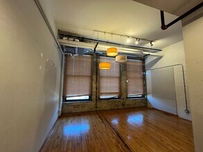 Building Photo - Spectacular industrial style studio, 1 ful...