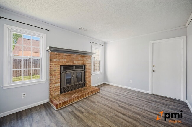 Building Photo - 3 BEDROOM 2 BATH W/GARAGE IN VIRGINIA BEACH PETS ALLOWED