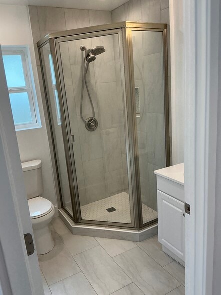 SHOWER - 5229 Maryland Ave