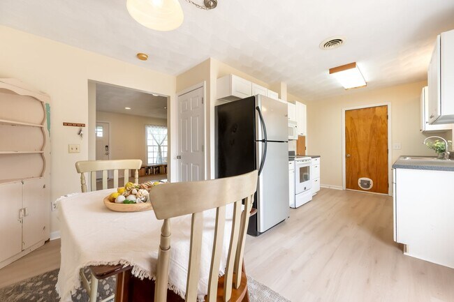 Building Photo - Spacious Ranch Close to Campus
